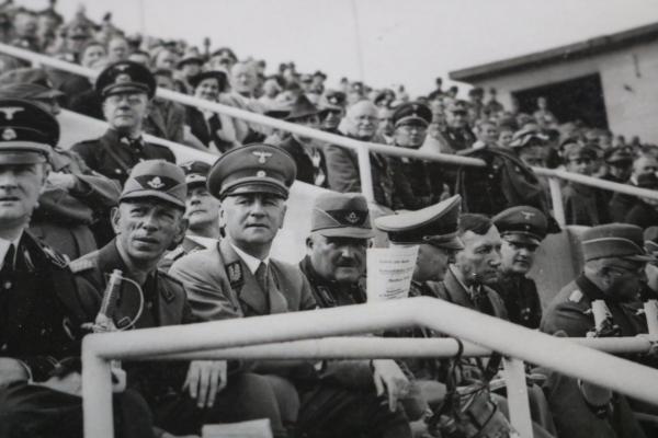Foto  - SS-Brigadeführer und andere Generale in einem Sportstadion